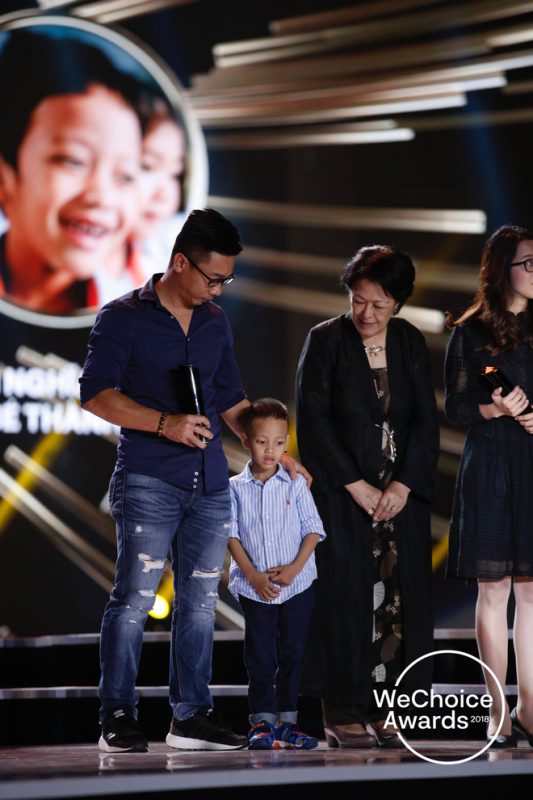 Anh Nghĩa Phạm, bé Nguyễn Danh Thành Đạt cạnh bà Tôn Nữ Thị Ninh trên sân khấu WeChoice Awards 2018.