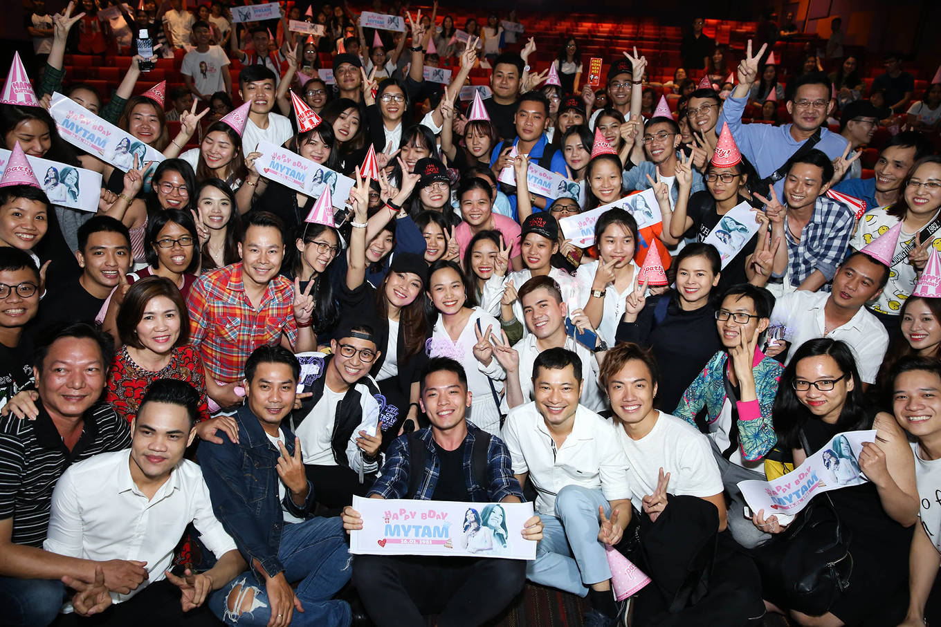 Mỹ Tâm bật khóc khi xem video ghi lại khoảnh khắc hài hước sau những cảnh quay trên phim trường.