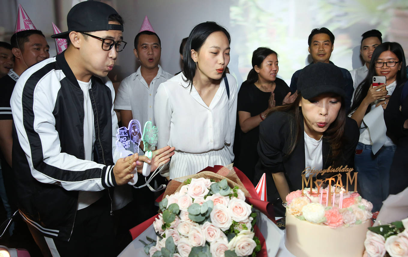 Ca sĩ hạnh phúc thổi nến, cắt bánh mừng tuổi mới. 