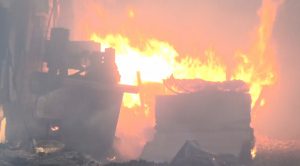 Ngọn lửa nhanh chóng bao trùm nhà xưởng (Ảnh: Hà Bắc)