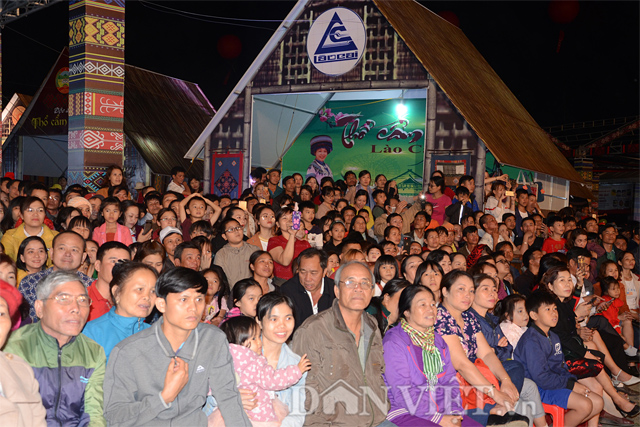Hàng ngàn người dân thị xã Gia Nghĩa tham dự đêm khai mạc Lễ hội.