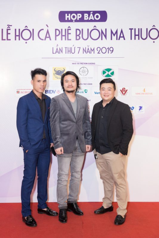 Tổng đạo diễn Hoàng Nhật Nam (giữa) và anh Trần Tấn Vinh (bìa phải) - TGĐ Công ty Pro Event, đơn vị thực hiện Lễ hội Cà phê Buôn Ma Thuột lần thứ 7 năm 2019