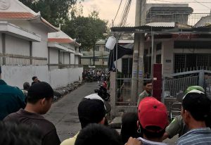 Người dân theo dõi hiện trường vụ nổ