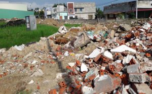 Có hàng tấn xà bần, rác thải đổ trộm gần cầu vượt Ngã Ba Huế. Ảnh: NP