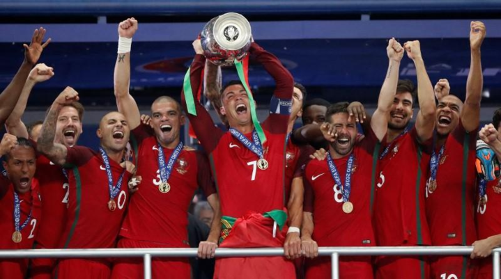 Bồ Đào Nha vô địch Euro 2016, dù vượt qua vòng bảng với vị trí thứ ba. Khi đó, Ronaldo và đồng đội có ba điểm và hiệu số bàn thắng bại bằng không. Ảnh: Reuters.
