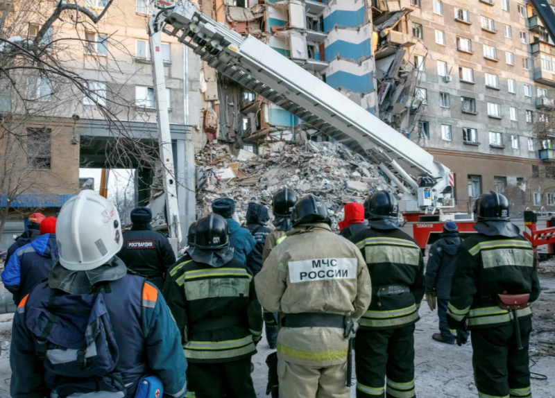 Ít nhất 37 người thiệt mạng và 48 căn hộ bị hư hại nặng trong sự cố. (Ảnh: Reuters)