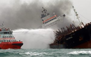 Lực lượng chức năng Hong Kong dập đám cháy tàu Aulac Fortune, hôm qua. Ảnh: SCMP.