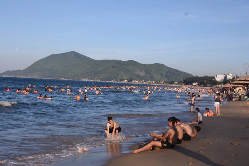 Với bãi biển đẹp, hải sản tươi sống và cơ sở hạ tầng từng bước được xây dựng đồng bộ, khu du lịch biển Thiên Cầm thu hút ngày càng đông du khách đến thăm quan và nghĩ dưỡng. Ảnh: Hương Thành