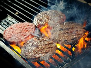 Nấu một số thực phẩm ở nhiệt độ cao, như nướng, chiên, xào, có thể tạo ra các hợp chất có hại làm tăng nguy cơ ung thư