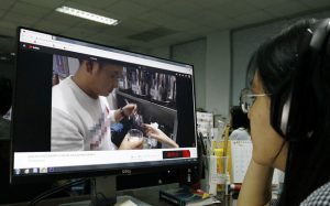 Một cá nhân làm clip chế biến thực phẩm phát trên YouTube có thu nhập cao, theo quy định phải nộp thuế - Ảnh: NGỌC PHƯỢNG