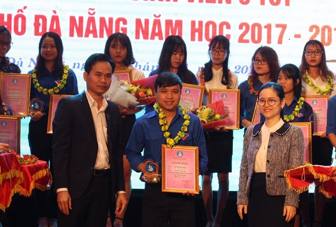 Thành đoàn Đà Nẵng tuyên dương 40 Sinh viên 5 tốt 2018. Ảnh: Giang Thanh