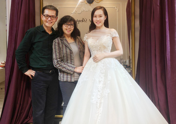 NSND Trung Hiếu cùng vợ đi thử váy cưới vào tối qua (7/1).