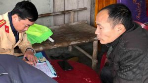 Lực lượng chức năng kiểm tra tài xế Minh.