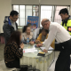 Các nữ du khách ra trình diện đang làm việc với cơ quan chức năng Đài Loan. Ảnh: Apple Daily.