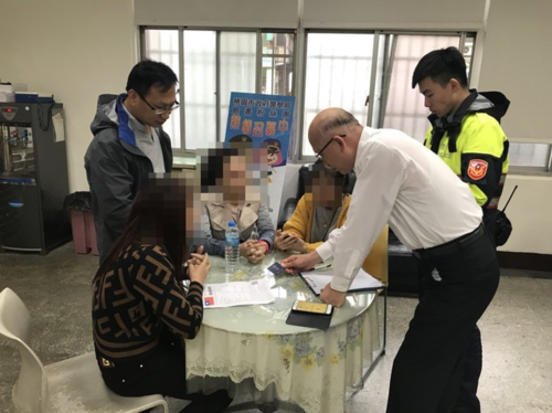 Các nữ du khách ra trình diện đang làm việc với cơ quan chức năng Đài Loan. Ảnh: Apple Daily.