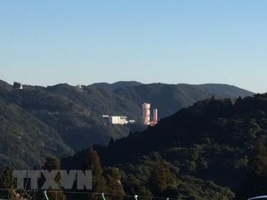 Tên lửa Epsilon trên bệ phóng tại Trung tâm vũ trụ Uchinoura trước thời điểm phóng. (Ảnh: Nguyễn Tuyến/TTXVN)