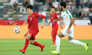 Việt Nam (áo đỏ) thua Iraq 2-3 ở trận ra quân, nhưng vẫn có khả năng cao đi tiếp nếu thắng Yemen. Ảnh: Anh Khoa.