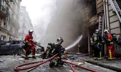 Lính cứu hỏa nỗ lực dập lửa tại hiện trường vụ nổ ở trung tâm Paris, Pháp ngày 12/1/2019. (Ảnh: AFP/TTXVN)