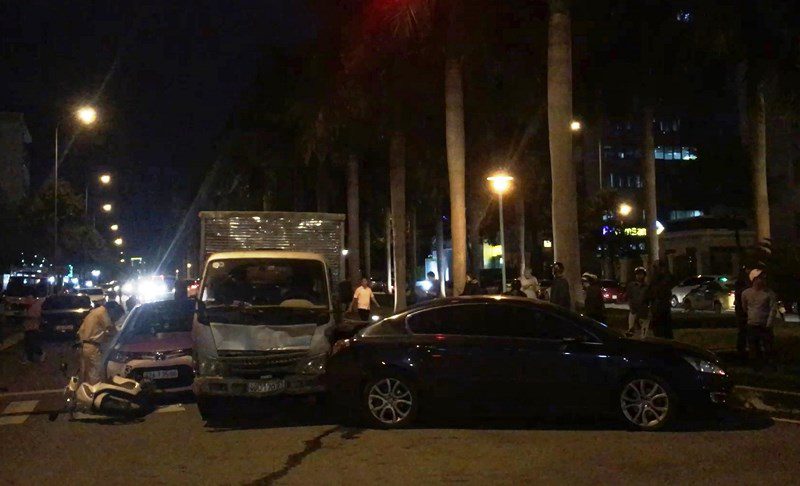 Các xe nằm ngổn ngang sau vụ tai nạn. Ảnh: H.H