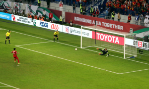 Bùi Tiến Dũng và cú sút hiểm hóc, đánh lừa thủ môn Jordan đưa Việt Nam vào tứ kết Asian Cup. Ảnh: AFC.