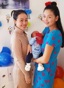 Xuân Thùy (phải) bên con đầu lòng và một người quen.