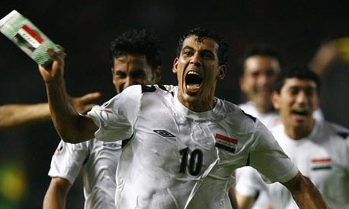 Younis Mahmoud (số 10) là cầu thủ xuất sắc của Asian Cup 2007, giúp Iraq lần đầu vô địch. Ảnh: Ahdaaf.