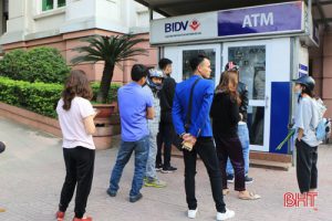 Hàng dài người dân chờ đợi rút tiền tại một điểm ATM trên đường Phan Đình Phùng