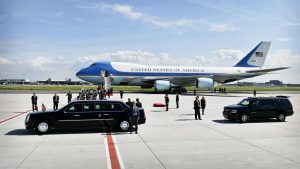 Siêu xe chống đạn The Beast đậu trên đường băng chờ Tổng thống Donald Trump bước xuống từ Air Force One tại sân bay Melsbroek ở Steenokkerzeel, Bỉ vào ngày 24/5/2017. Ảnh: AFP.