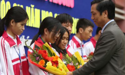 Ông Hoàng Nam, phó Chủ tịch UBND tỉnh Quảng Trị tặng bằng khen và hoa cho học sinh đạt giải Quốc gia năm 2019.