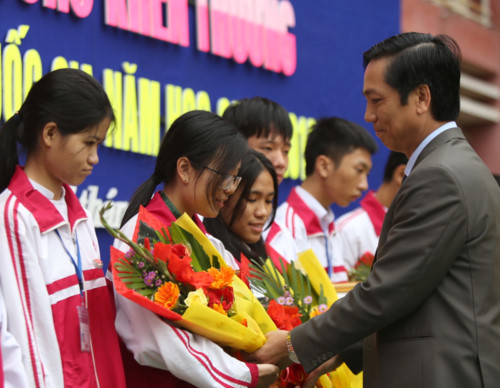 Ông Hoàng Nam, phó Chủ tịch UBND tỉnh Quảng Trị tặng bằng khen và hoa cho học sinh đạt giải Quốc gia năm 2019.