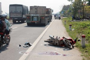 Người đi xe máy được đưa vào bệnh viện cấp cứu trong tình trạng nguy kịch.