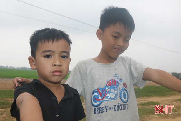 Hai 2 em Lê Trần Quang Trường (áo đen) và em Lê Nguyễn Tiến Thành may mắn được bạn cứu sống.