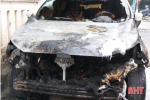 Chiếc xe Fortuner đậu đầu ngõ bỗng dưng bốc cháy lúc nửa đêm.