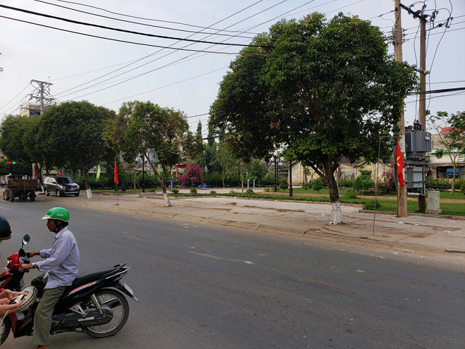 Công viên nơi xảy ra sự vụ nằm đối diện Trụ sở Công an TT.Hậu Nghĩa (Long An)