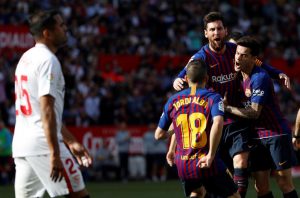Trận cầu tâm điểm của La Liga vòng này là chuyến làm khách của Barca trước Sevilla. Thầy trò Valverde đã gặp muôn vàn khó khăn trước lối chơi đầy tự tin và không ngại va chạm của đội chủ sân Sanchez Pizjuan. Thậm chí nhà ĐKVĐ còn 2 lần bị đối thủ vượt lên dẫn trước nhưng trong ngày Messi hóa "siêu nhân", mọi thứ đã được giải quyết gọn gàng. Siêu sao người Argentina đã lập hat-trick và Luis Suarez có 1 bàn cuối trận giúp Barca ngược dòng thắng 4-2. Kết quả này, giúp Blaugrana củng cố vững chắc ngôi vị đầu bảng.