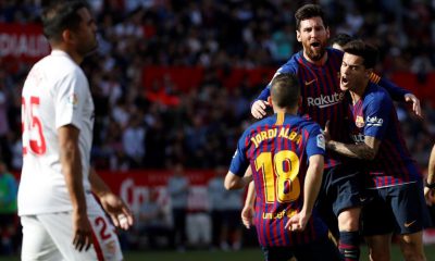 Trận cầu tâm điểm của La Liga vòng này là chuyến làm khách của Barca trước Sevilla. Thầy trò Valverde đã gặp muôn vàn khó khăn trước lối chơi đầy tự tin và không ngại va chạm của đội chủ sân Sanchez Pizjuan. Thậm chí nhà ĐKVĐ còn 2 lần bị đối thủ vượt lên dẫn trước nhưng trong ngày Messi hóa "siêu nhân", mọi thứ đã được giải quyết gọn gàng. Siêu sao người Argentina đã lập hat-trick và Luis Suarez có 1 bàn cuối trận giúp Barca ngược dòng thắng 4-2. Kết quả này, giúp Blaugrana củng cố vững chắc ngôi vị đầu bảng.