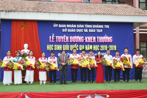 Những học sinh giỏi của tỉnh Quảng Trị được nhận bằng khen của Chủ tịch UBND tỉnh Quảng Trị.