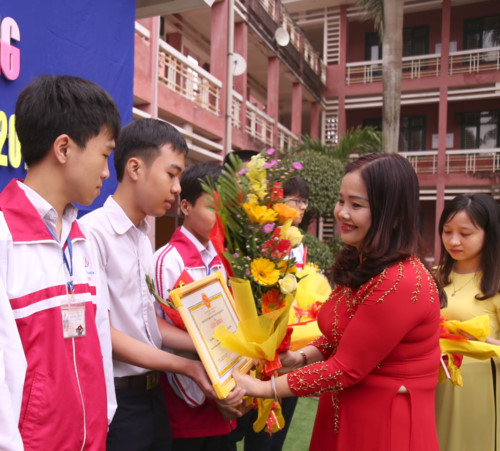 TS. Lê Thị Hương, giám đốc Sở GD&ĐT tỉnh Quảng Trị trao tặng phần thưởng cho những học sinh giỏi đạt giải cao năm học 2018-2019. 