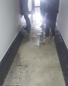 Mức nước ngập tại hành lang lên tới 10 cm.