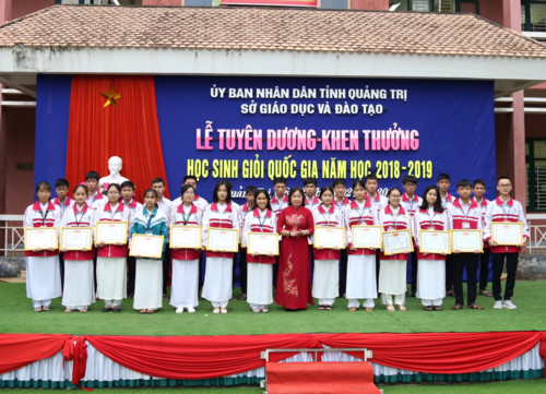 Hội khuyến học tỉnh Quảng Trị tặng thưởng cho những học sinh đạt giải quốc gia năm học 2018-2019. 