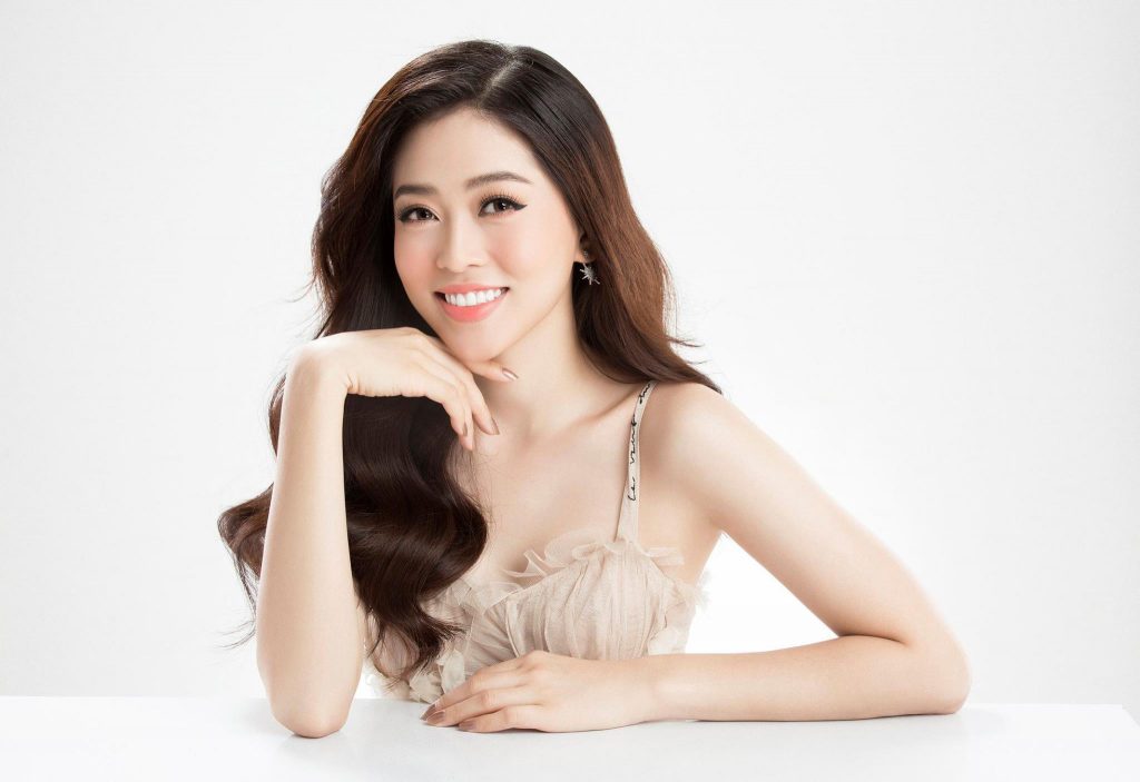 Phương Nga cũng là người đẹp nhận được nhiều tình cảm của công chúng, cô được nhận xét hiền lành dễ gần