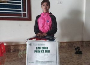Chị Nga mang tập hồ sơ bệnh án và giấy hẹn ngày mổ của chị Nga tại BV Quân y 108 mà lòng ngổn ngang vì chưa biết lấy đâu ra tiền