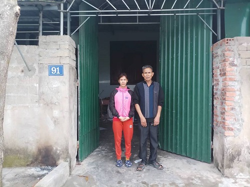 Ông Nguyễn Đăng Ba  và cô con dâu  Nguyễn Thị Nga bị ung thư giai đoạn cuối trước căn nhà ông Ba bỏ tiền làm cho con 