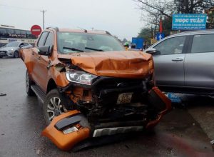 Vụ tai nạn khiến 2 xe bán tải bị hư hỏng nặng.