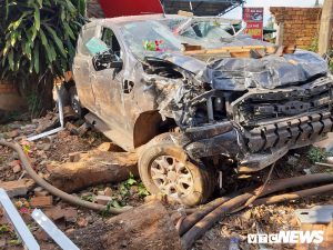 Xe ô tô gây tai nạn bị biến dạng tại hiện trường.