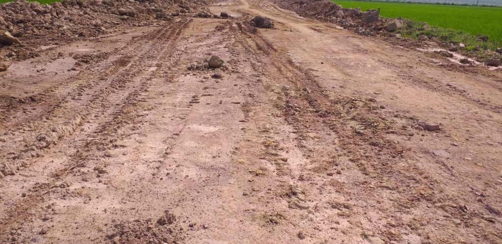 Vật liệu là đất đổ nền, bóc phong hóa, lu lèn có dấu hiệu không đảm bảo của nhà thầu thi công là hoàn toàn có cơ sở.