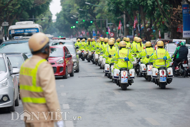 Đoàn xe của lực lượng cảnh sát Hà Nội trên đường Trần Hưng Đạo.