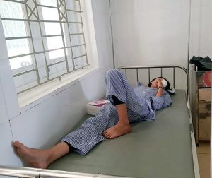 Nữ sinh B.N.Q.A bị thương ở mắt trái đang cấp cứu tại Bệnh viện Mắt Hà Tĩnh