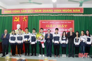 Sự quan tâm của tỉnh, ngành và các thầy cô giáo là động lực để các em vượt qua áp lực tâm lý, giành kết quả tốt nhất (Ảnh: Lãnh đạo tỉnh gặp mặt, động viên các học sinh dự thi chọn học sinh giỏi quốc gia năm học 2018 - 2019)