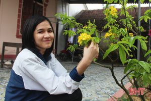 Tố Uyên là một nữ sinh rất khiêm tốn, ngoan hiền.